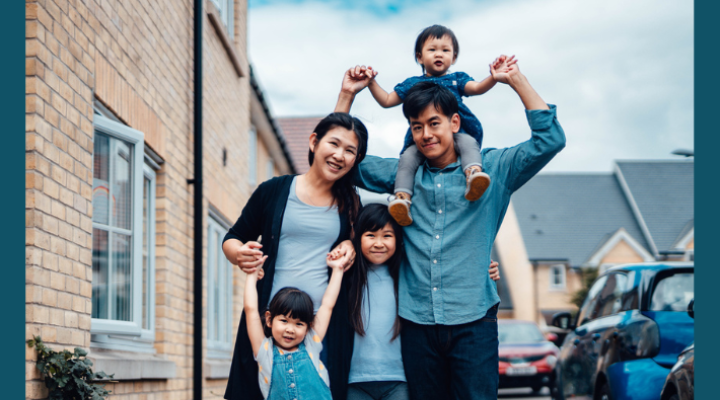 Familia asiática unida, mamá, papá y sus tres hijos