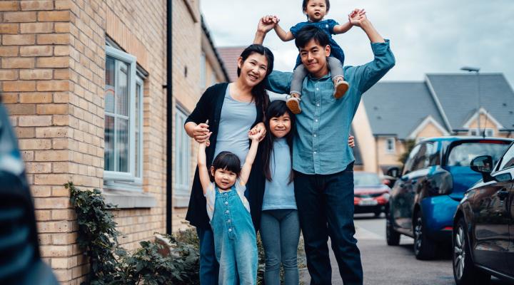 Familia asiática unida, mamá, papá y sus tres hijos