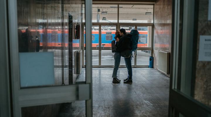 pareja que se abraza en una estación de tren