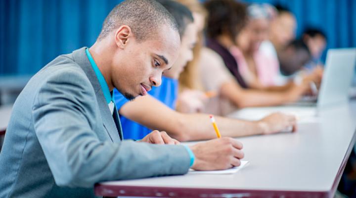 Joven afroamericano tomando un examen